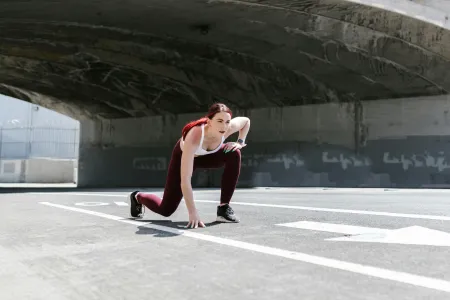 Athlète prêt à s’élancer, vue dynamique. image libre de droit