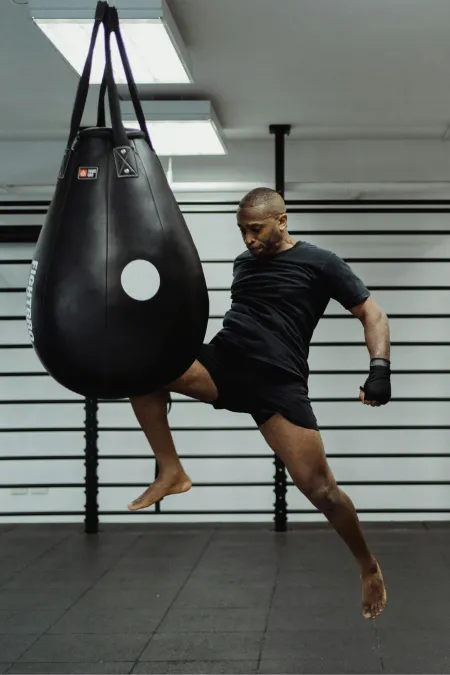 Boxeur frappant un sac image libre de droit