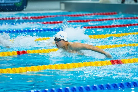 Nageur en pleine course. image libre de droit