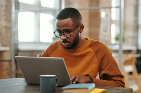 un homme sur son ordinateur image libre de droit