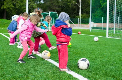 Des enfant jouant au football
