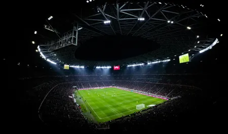 Un terrain de foot vue de nuit image libre de droit