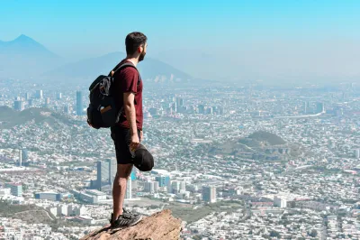 Une ville vue du ciel - un homme