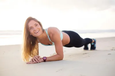 Une femme à la plage faisant du sport