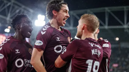 Joueurs de football célébrant un but ensemble image libre de droit