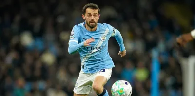Joueur de football en pleine action avec le ballon