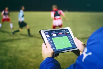 Analyse tactique de football sur tablette pendant un match