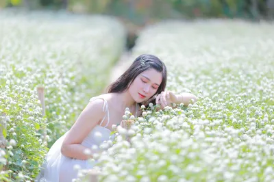 Jeune femme dans un champ de fleurs blanches