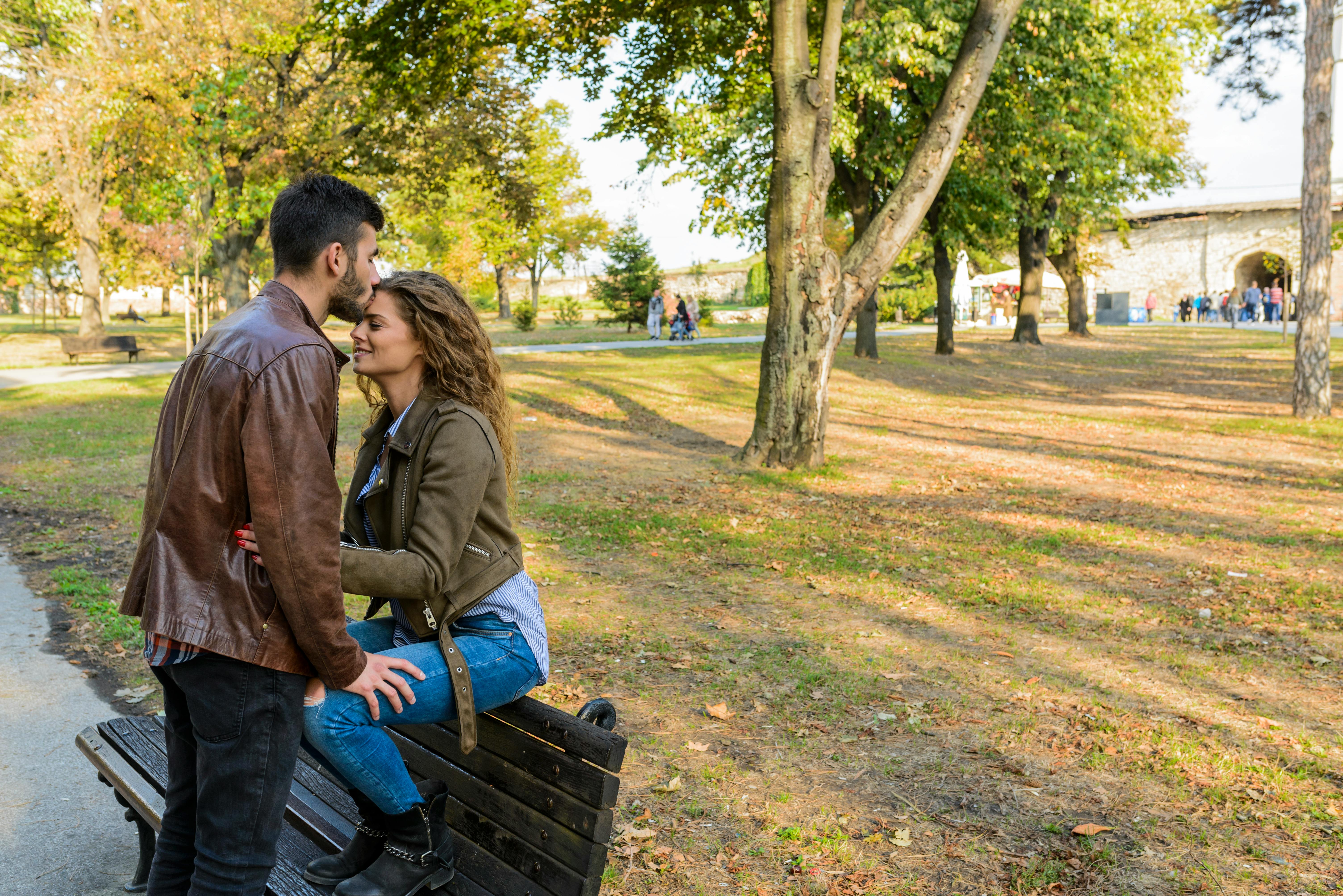 Un couple amoureux au parc